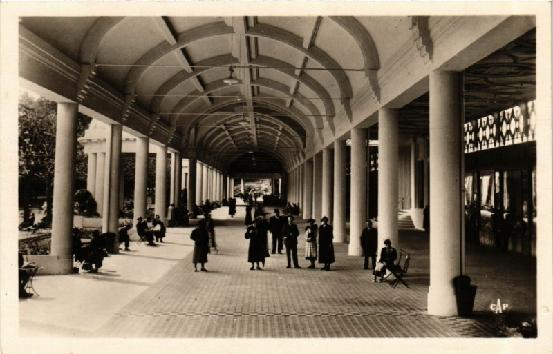 Carte postale ancienne Vittel - Intérieur des Galeries à Vittel