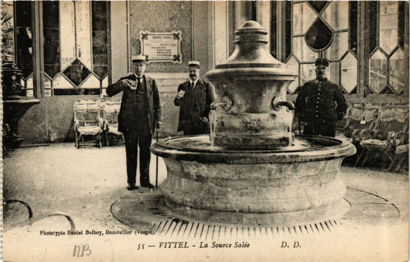 Carte postale ancienne Vittel - La Source Salée à Vittel