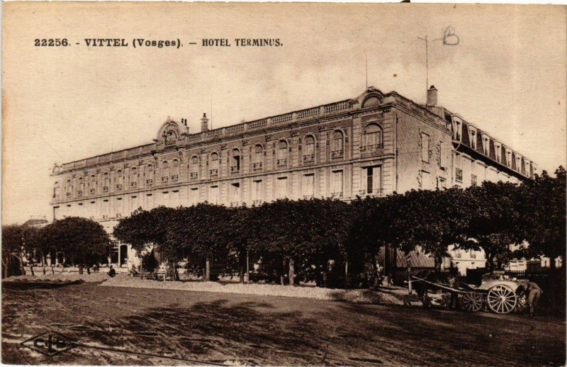 Carte postale ancienne Vittel - Hotel Terminus à Vittel