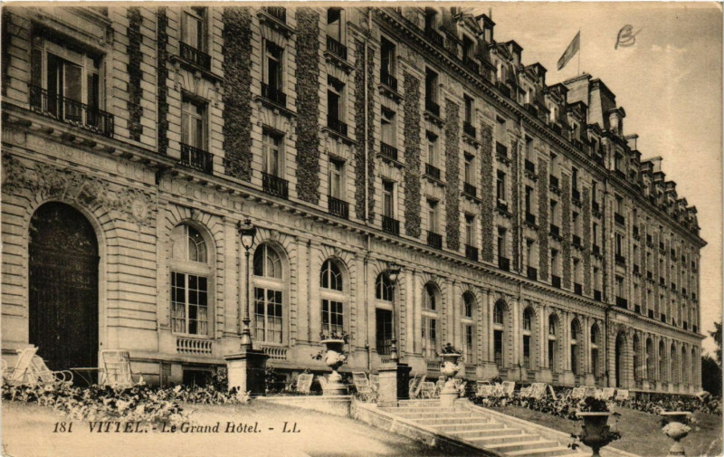 Carte postale ancienne Vittel - Le Grand Hotel à Vittel