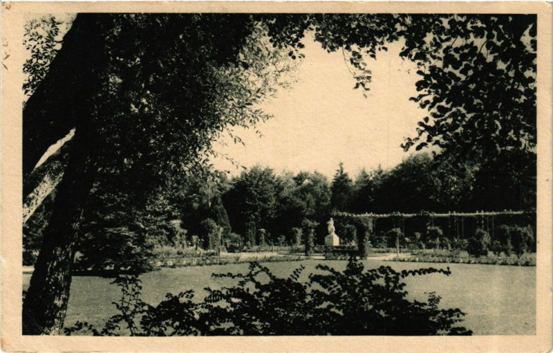 Carte postale ancienne Vittel - Dans le Parc (La Roseraie) à Vittel