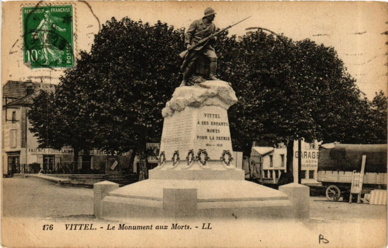 Carte postale ancienne Vittel - Le Mon. aux Morts à Vittel