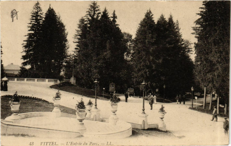 Carte postale ancienne Vittel - L'Entrée du Parc à Vittel