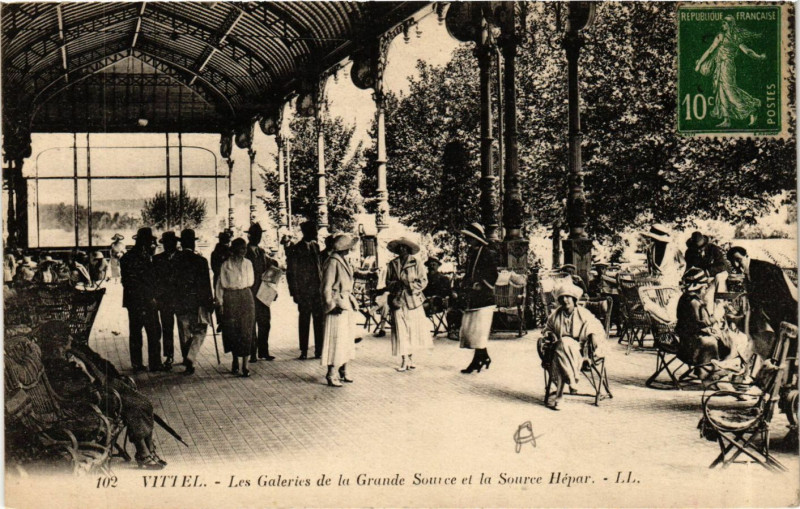 Carte postale ancienne Vittel - Les Galeries de la Grande Source et la Source Hepar à Vittel