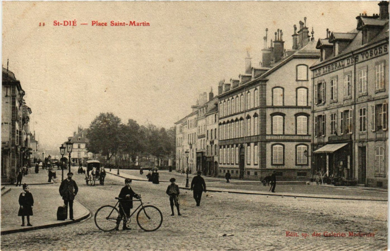 Carte postale ancienne Saint-Die - Place Saint-Martin