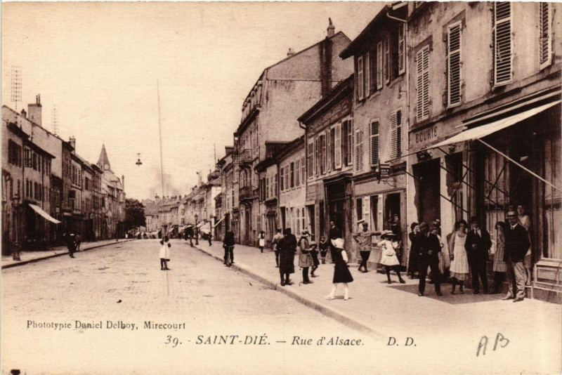 Carte postale ancienne Saint-Die - Rue d'Alsace