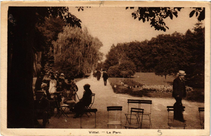 Carte postale ancienne Vittel - Le Parc à Vittel