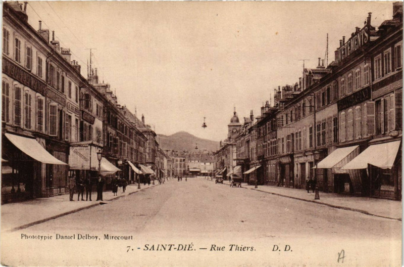 Carte postale ancienne Saint-Die - Rue Thiers