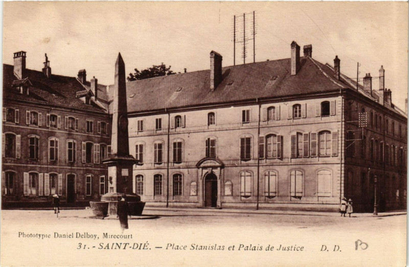 Carte postale ancienne Saint-Die - Place Stanislas et Palais de Justice