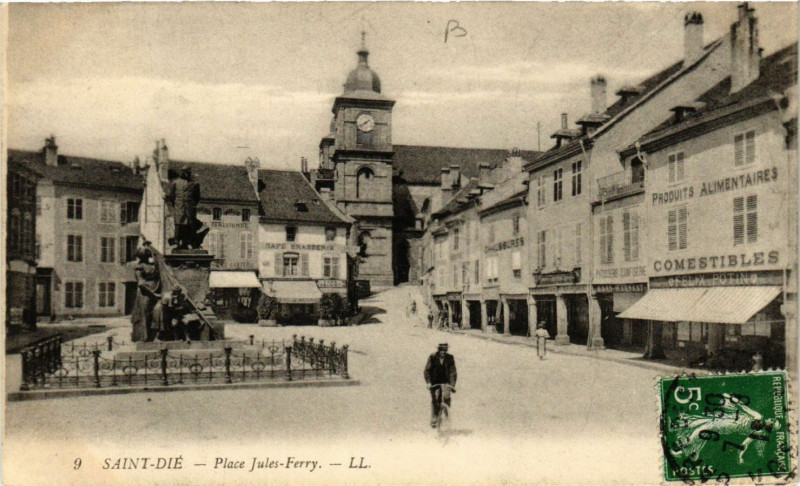Carte postale ancienne Saint-Die - Place Jukes-Ferry