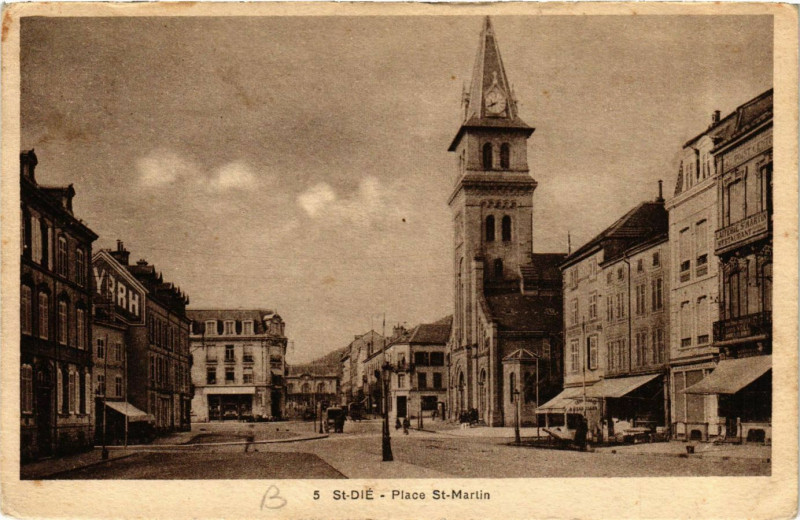 Carte postale ancienne Saint-Die - Place Saint-Martin