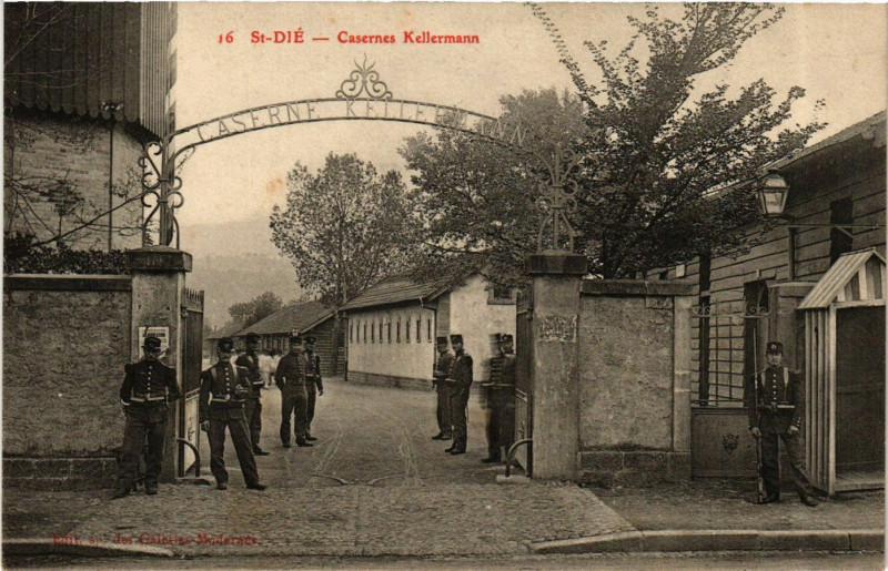 Carte postale ancienne Saint-Die - Casernes Kellermann