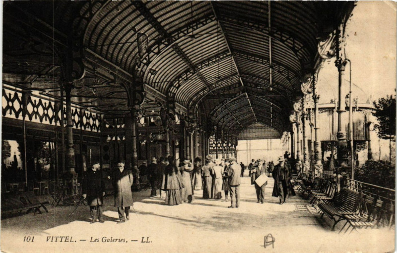 Carte postale ancienne Vittel - Les Galeries à Vittel