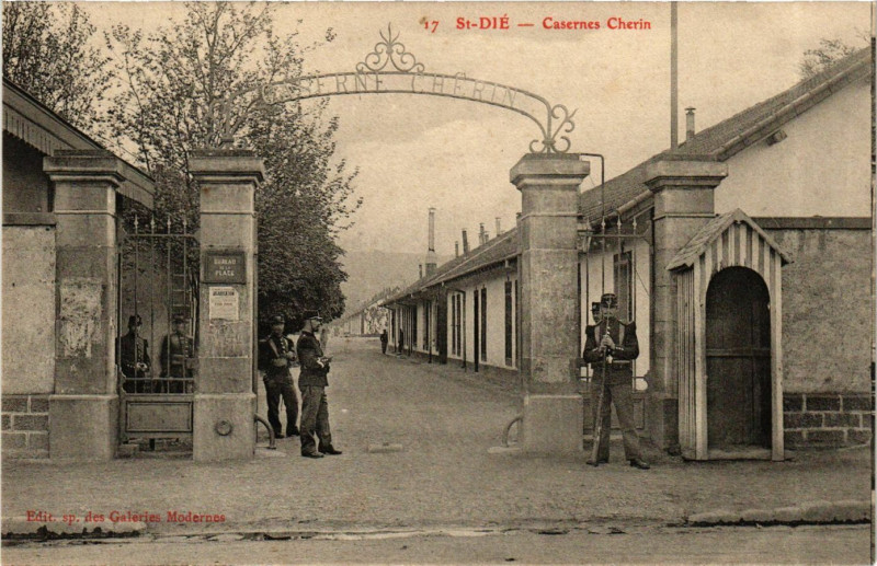 Carte postale ancienne Saint-Die - Casernes Cherin