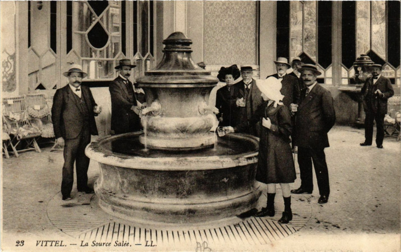 Carte postale ancienne Vittel - La Source Sallée à Vittel