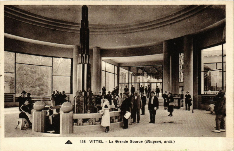 Carte postale ancienne Vittel - La Grande Source (Bluysen Arch.) à Vittel