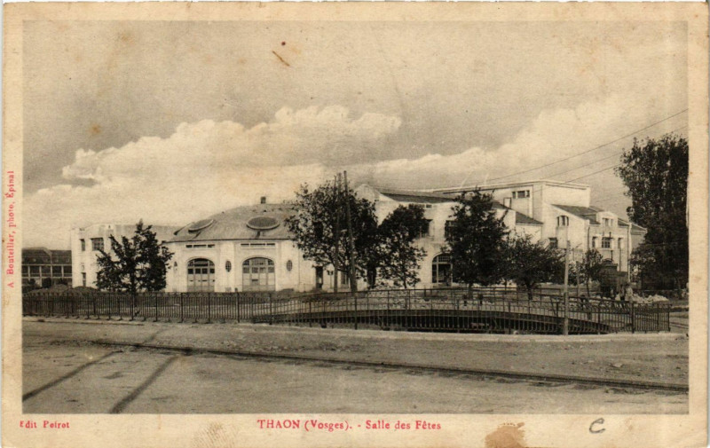 Carte postale ancienne Thaon - Salle des Fetes