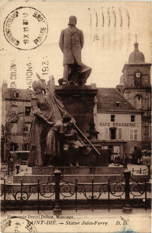 Carte postale ancienne Saint-Die - Statue Jules-Ferry