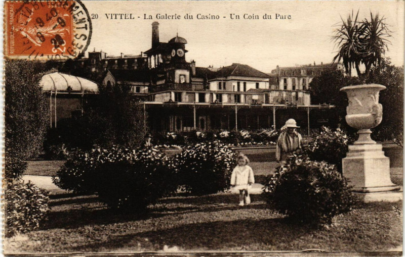 Carte postale ancienne Vittel - La Galerie du Casino - Un Coin du Parc à Vittel