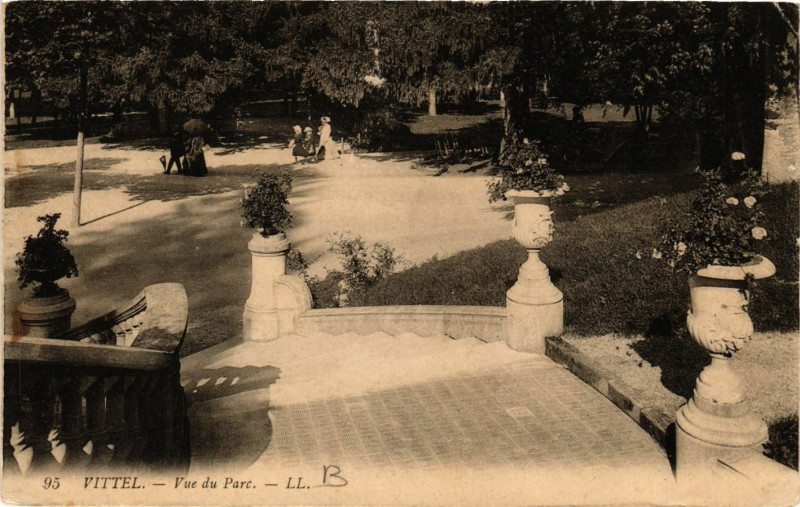 Carte postale ancienne Vittel - Vue du Parc à Vittel