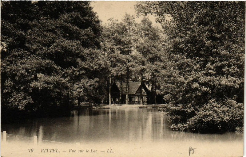 Carte postale ancienne Vittel - Vue sur le Lac à Vittel