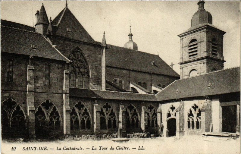 Carte postale ancienne Saint-Die - La Cathédrale - La Tour du Cloitre