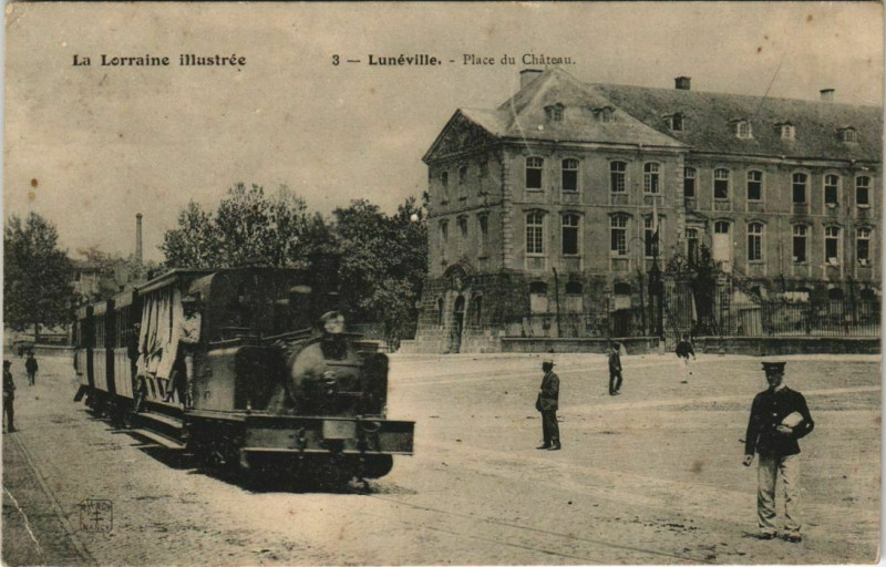Carte postale ancienne Luneville Place du Chateau Tramway a Vapeur à Lunéville
