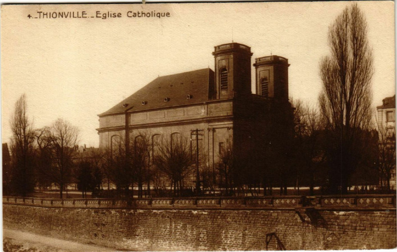 Carte postale ancienne Thionville - Eglise Catholique à Thionville