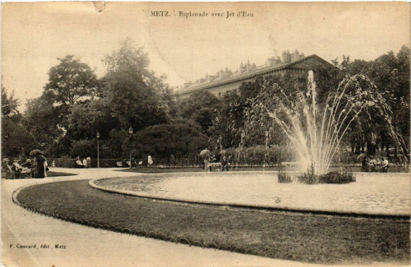 Carte postale ancienne Metz - Esplanade avec Jet d'Eau à Metz
