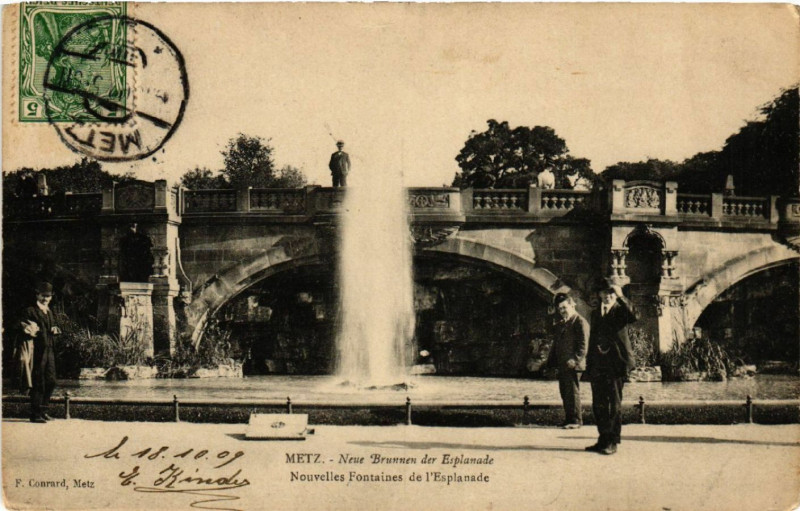 Carte postale ancienne Metz - Neue Brunner des Esplanade - Nouvelles Fontaines des à Metz