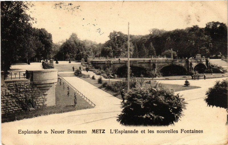 Carte postale ancienne Esplanade u. Neuer Brunnen Metz L'Esplanade et les nouvelles. à Metz