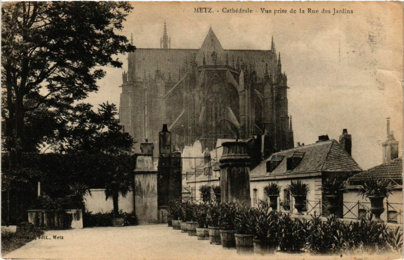 Carte postale ancienne Metz - Cathédrale - Vue prise de la Rue des Jardins à Metz