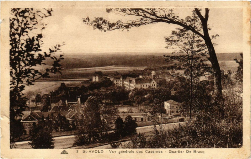 Carte postale ancienne Saint-Avold - Vue générale des Casernes - Quartier De Bracq à Saint-Avold