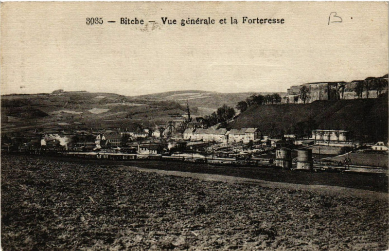 Carte postale ancienne Bitche - Vue générale et la Forteresse à Bitche