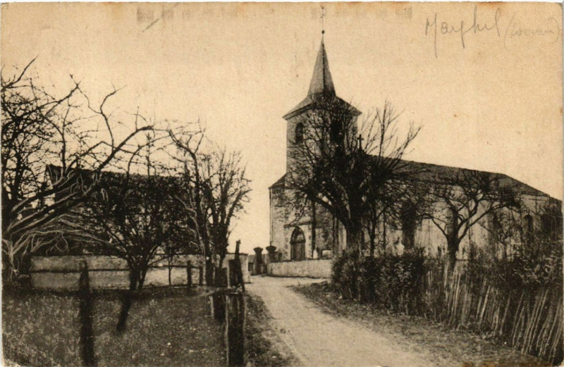 Carte postale ancienne Eglise avec un jardin
