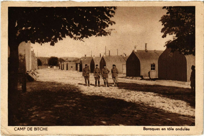 Carte postale ancienne Camp de Bitche - Baraques en tole ondulée à Bitche
