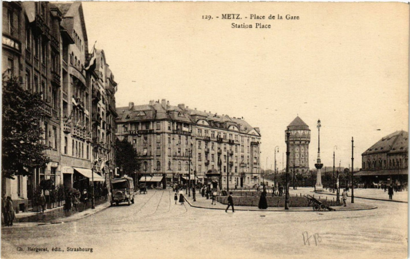 Carte postale ancienne Metz - Place de la Gare - Station Place à Metz