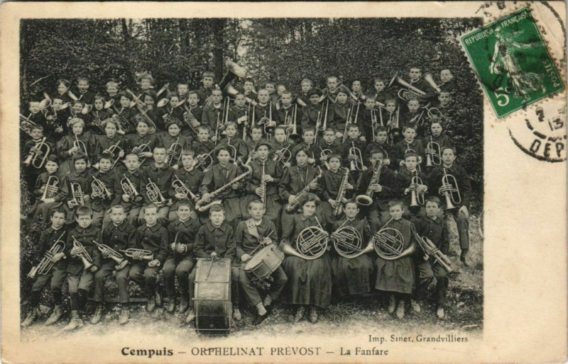 Carte postale ancienne Cempuis Orphelinat Prévost La Fanfare à Cempuis