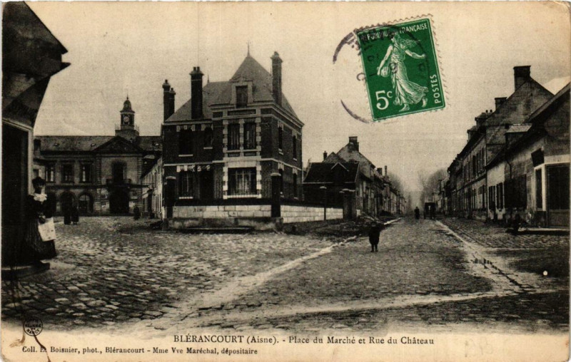 Carte postale ancienne Blerancourt Place du Marché et Rue du Chateau à Blérancourt