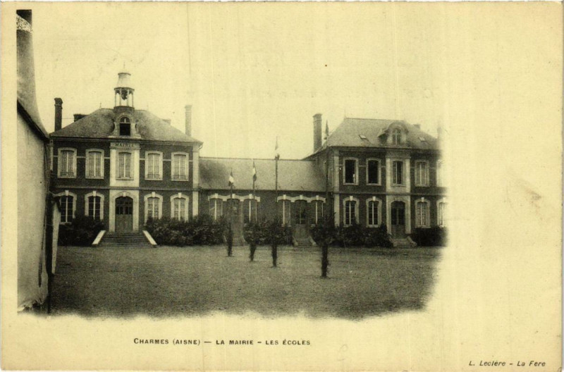 Carte postale ancienne Charmes La Mairie. Les Ecoles à Charmes