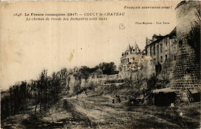 Carte postale ancienne Coucy-le-Chateau Le chemin de ronde des Remparts