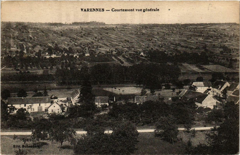 Carte postale ancienne Varennes. Courtemont Vue générale