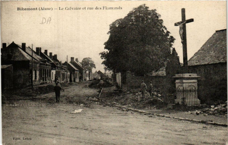 Carte postale ancienne Ribemont Le Calvaire et rue des Flamands à Ribemont