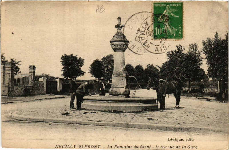 Carte postale ancienne Neuilly Saint-Front La Fontaine du Mont. Avenue de la Gare à Neuilly-Saint-Front
