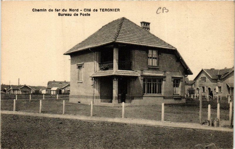 Carte postale ancienne Tergnier Chemin de fer du Nord. Bureau de Poste à Tergnier