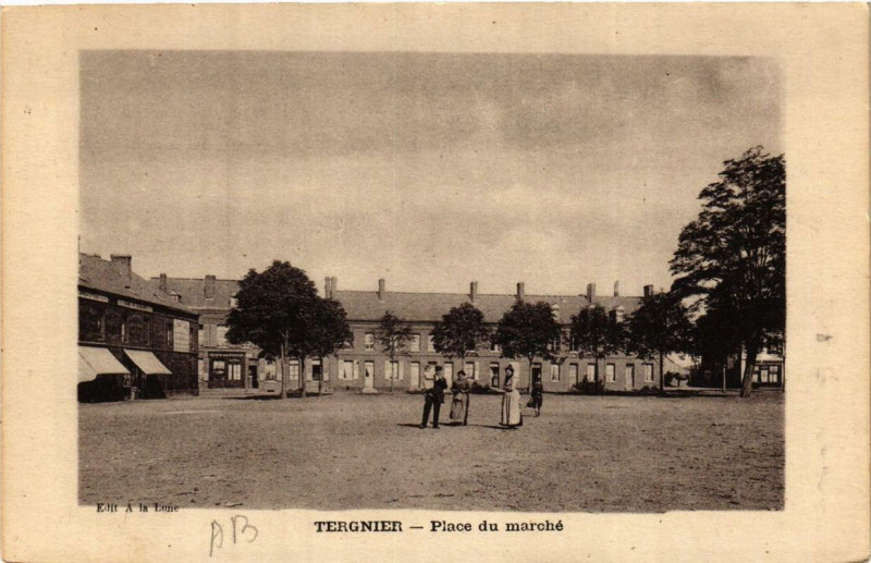 Carte postale ancienne Tergnier Place du marché à Tergnier