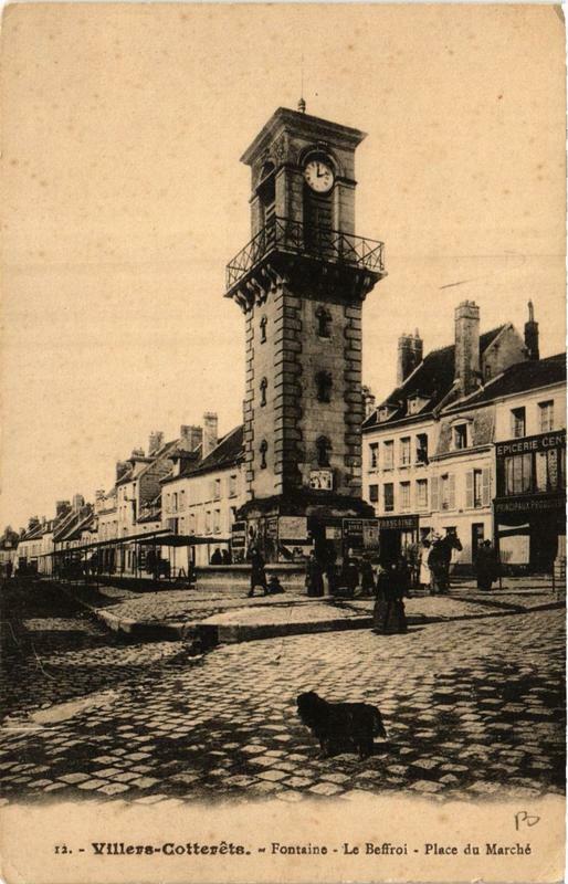 Carte postale ancienne Villers-Cotterets Fontaine. Le Beffroi. Place du Marché à Villers-Cotterêts