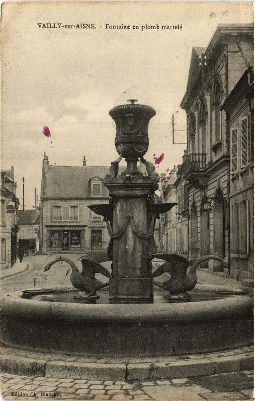 Carte postale ancienne Vailly sur Aisne. Fontaine en plomb MARTELé à Vailly-sur-Aisne