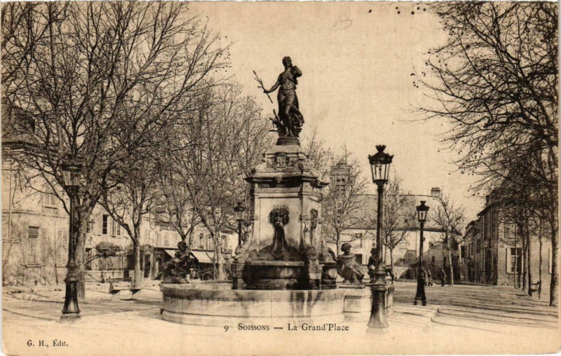 Carte postale ancienne Soissons Grand'Place à Soissons