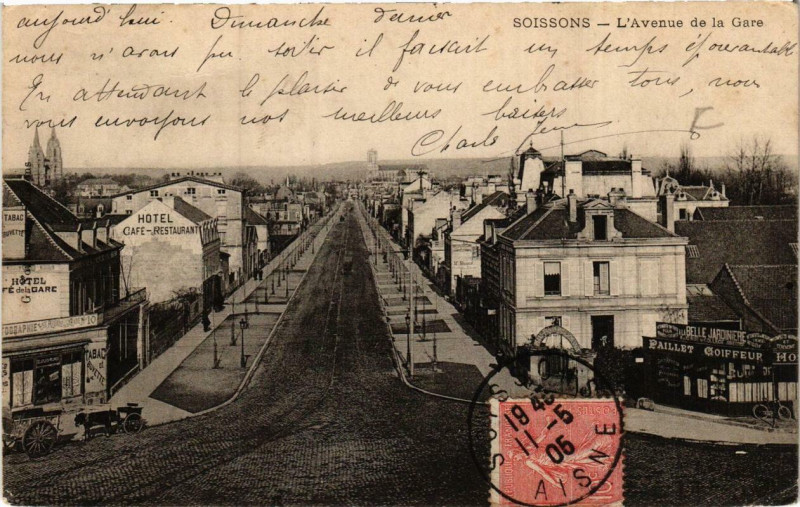 Carte postale ancienne Soissons Avenue de la Gare à Soissons